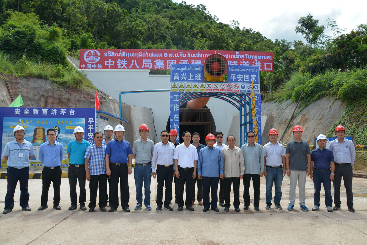 【八局要闻】老挝副总理本通吉马尼到一公司磨万铁路三分部检查指导