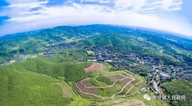 土地平旷,屋舍俨然,往来种作更兼冶铸枪弹,乃称孝坪.