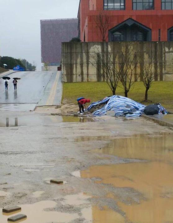 下雨天搬砖图片图片