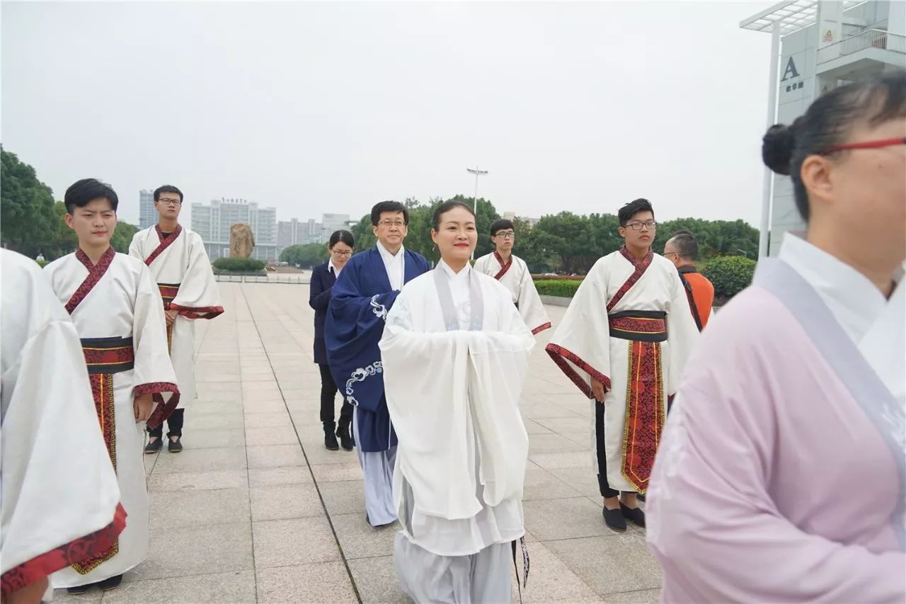 在祭司的帶領下,敬香,向大成至聖先師孔子行三拜禮.教師代表入座.