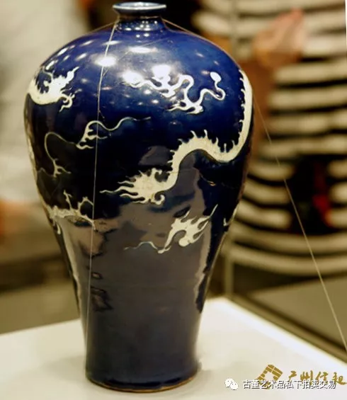 扬州博物馆镇馆之宝,元代文物▲瓶身外壁通体施蓝釉,呈现出晶莹夺目的
