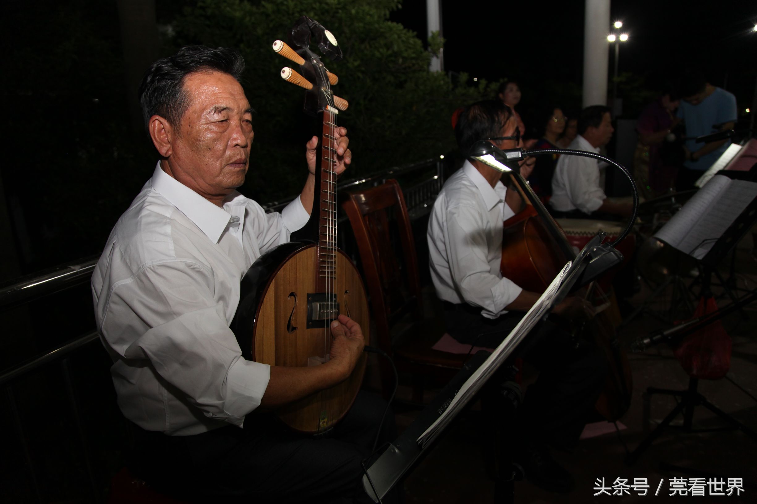 东莞老年人也组乐队看上去还挺炫酷