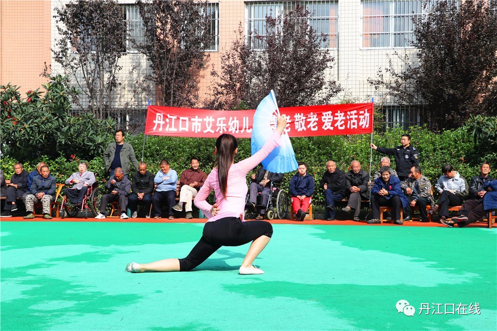 为了逗爷爷奶奶们开心,老师们的双簧表演,《傻小子念书》逗得爷爷奶奶