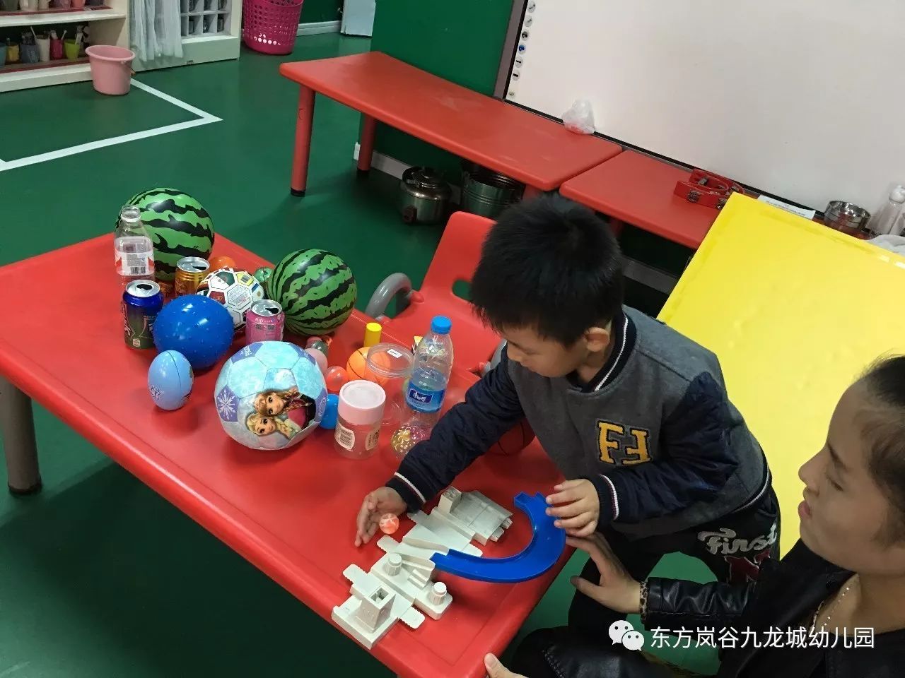 幼兒操作材料:皮球,捲筒,易拉罐及牛奶盒和各種形狀的積木等.2.