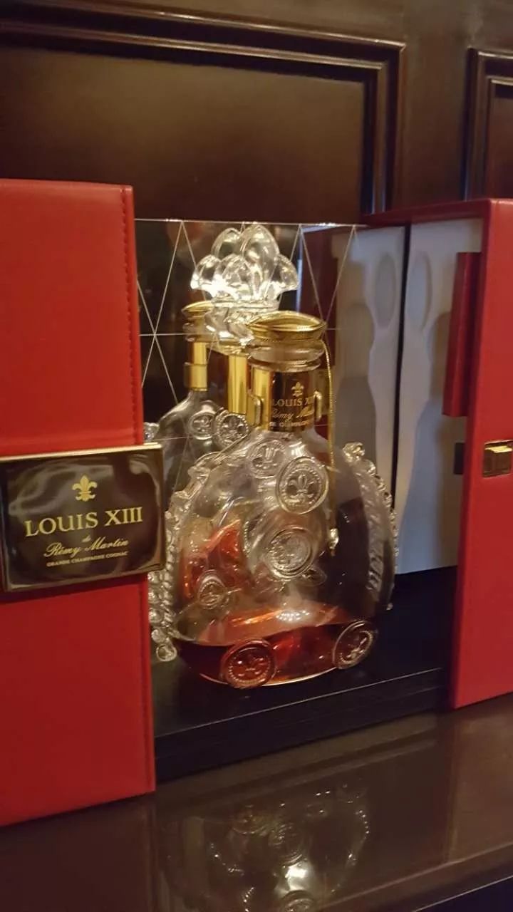 品酒酒中之王干邑之最法国白兰地路易十三