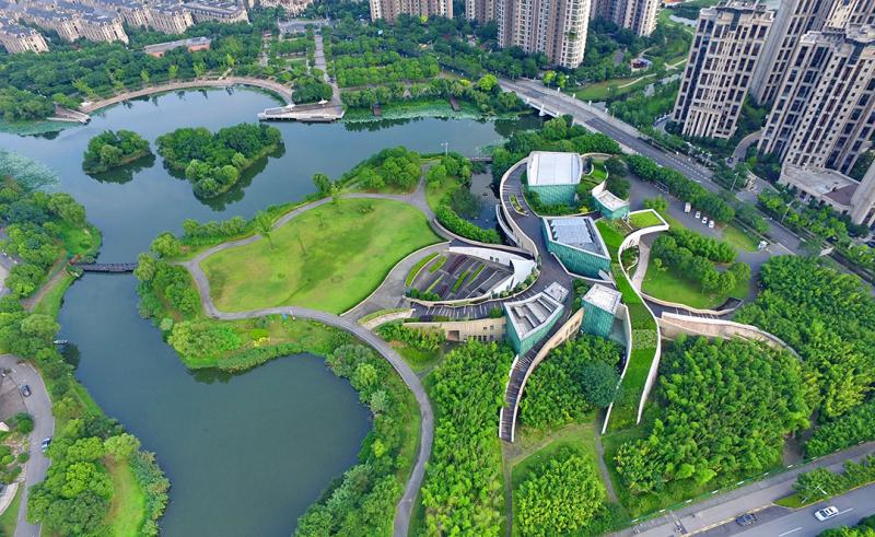 新江湾公园在杨浦的南部,于国庆期间完成建设并开放的杨浦滨江贯通段