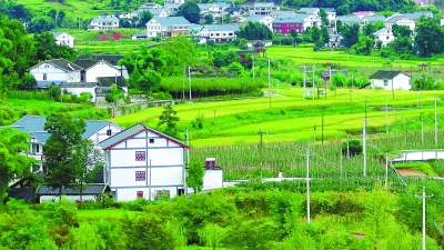 十八洞村是一個苗族聚居的山寨,地處武陵山區腹地,全村225戶,939人