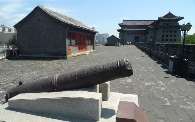 角樓通高近30米,有144個箭窗 1900年八國聯軍進京,角樓曾被攻陷 那