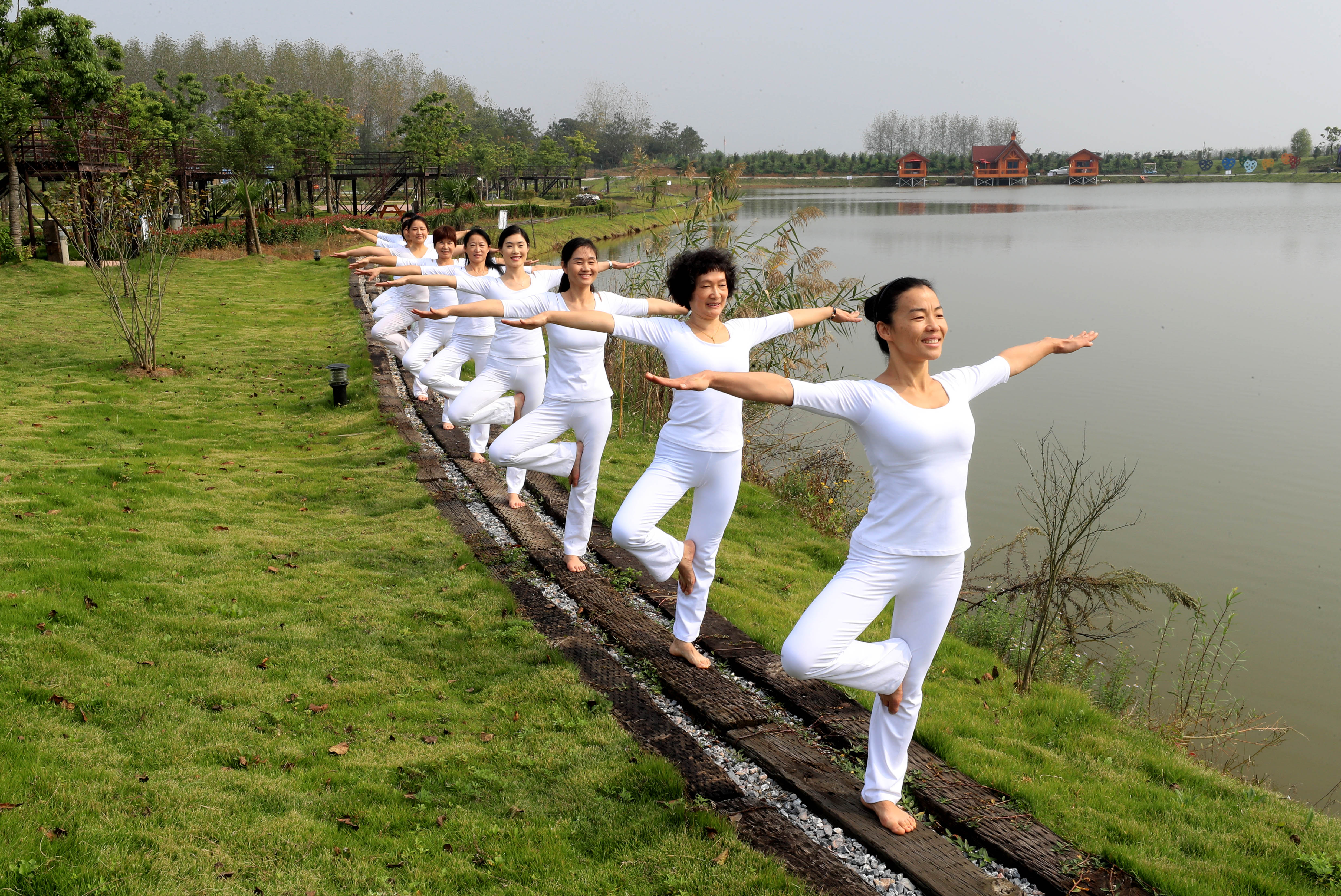 当地女子瑜伽会馆组织瑜伽爱好者来到户外练习瑜伽,展身姿,享风光