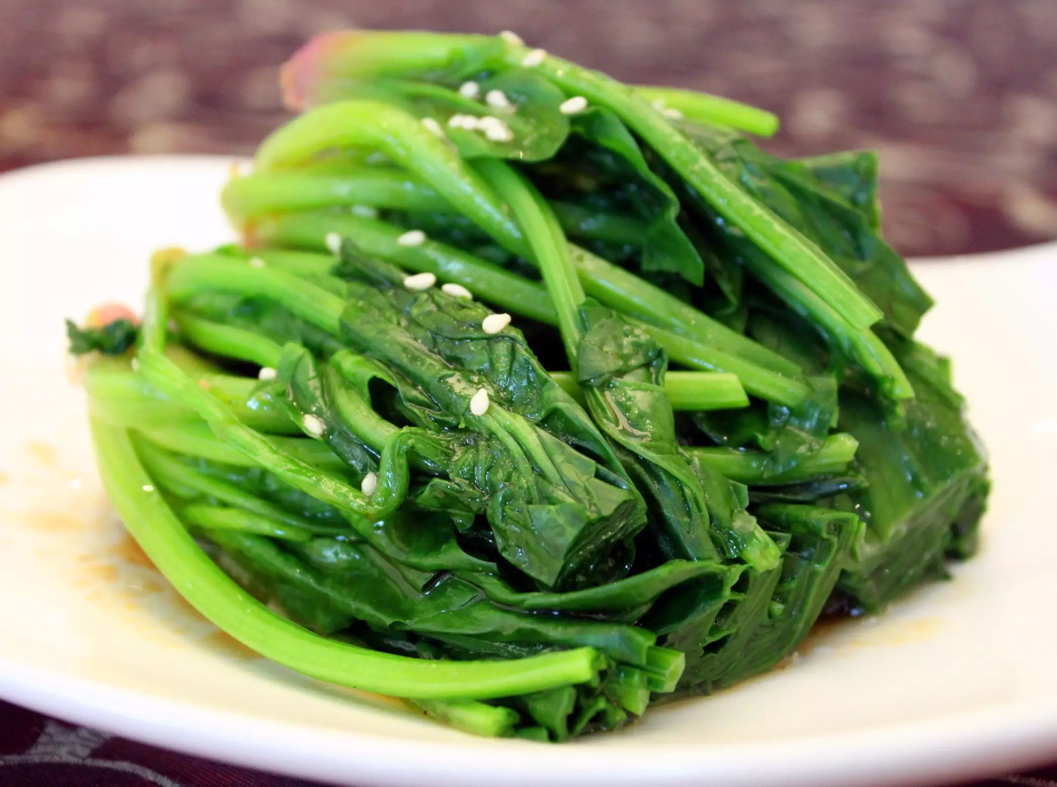 温馨提示:食用菠菜前先焯一下 菠菜富含的草酸极易溶于热水,所以在