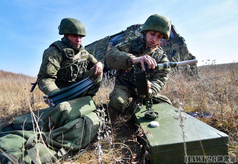 俄滨海边疆区大规模军演 精锐伞兵部队重装空投