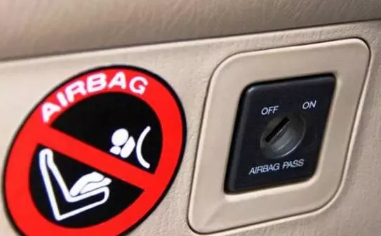 副驾驶的安全气囊是可以选择关闭的,开关通常设置在中控台右侧或者副