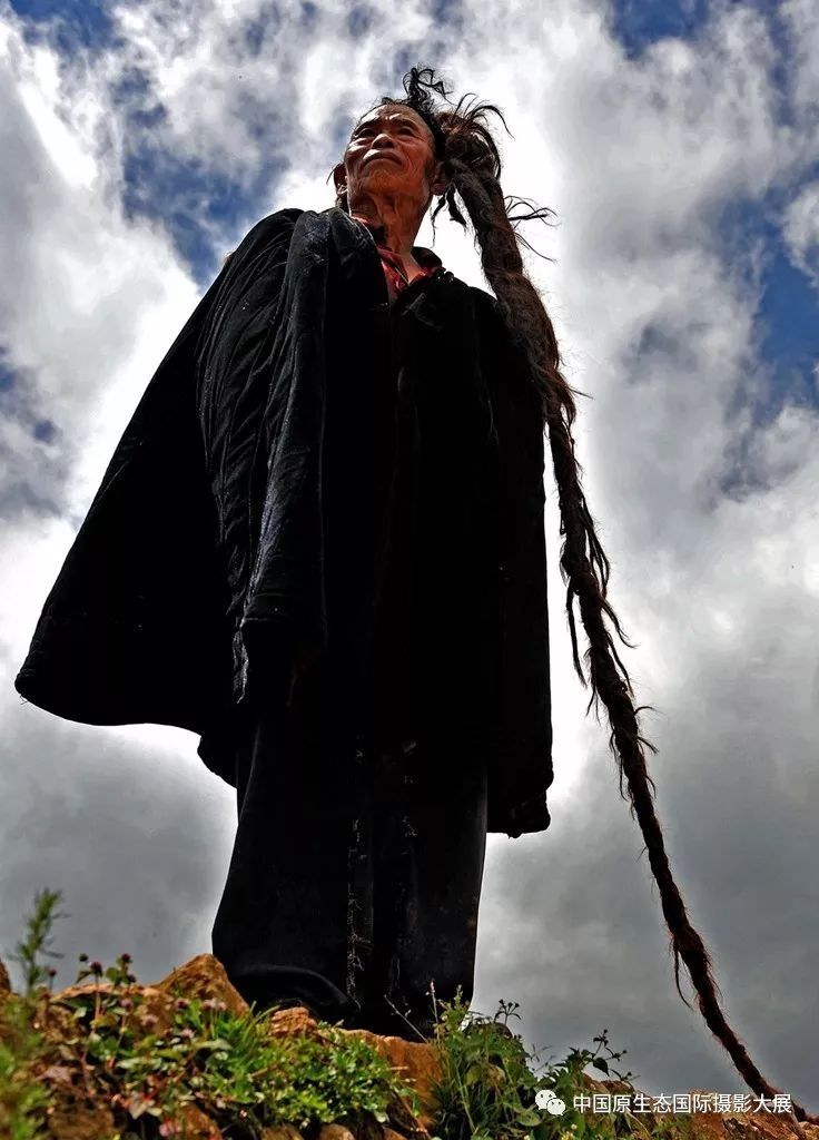 彝族男子多蓄发于头顶,彝族称字尔或字木,这是一种古老的传统装束