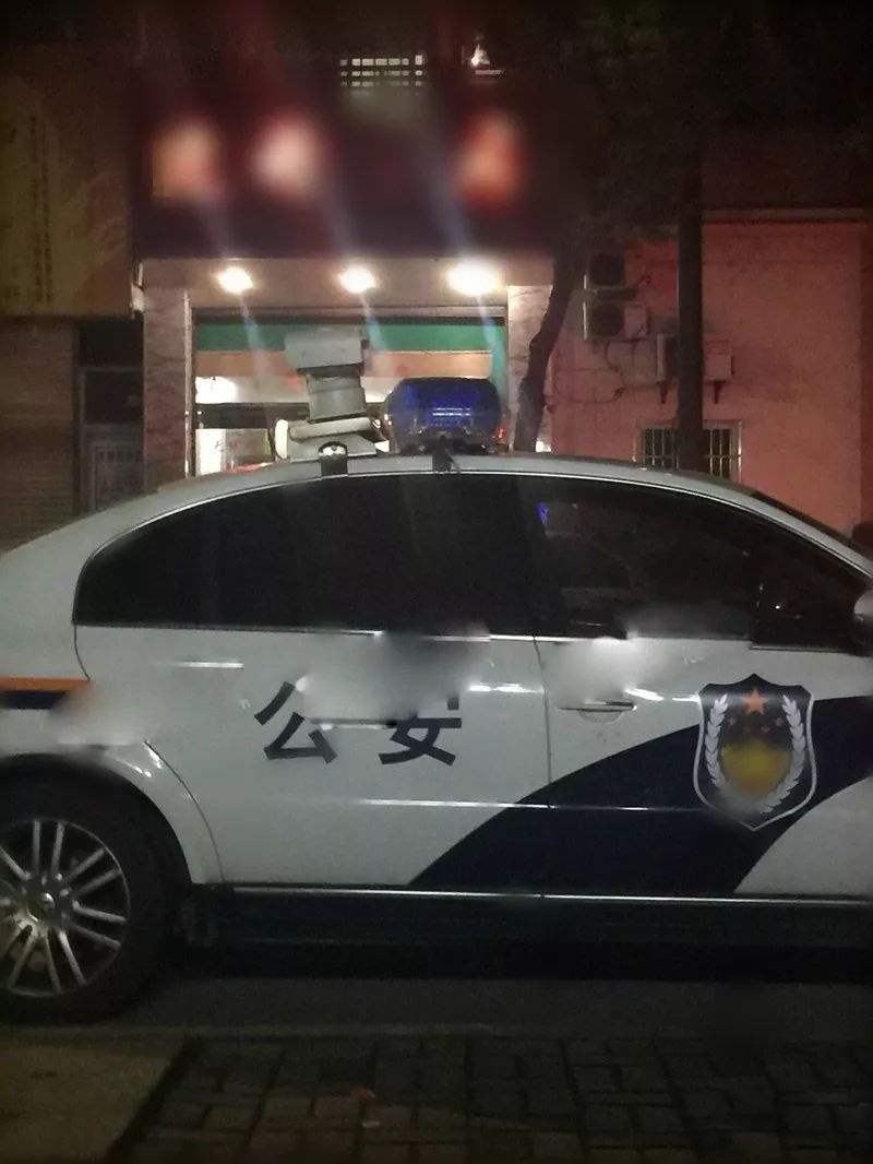 開發區某賓館外都是警車,竟連殯儀館的車也來了!