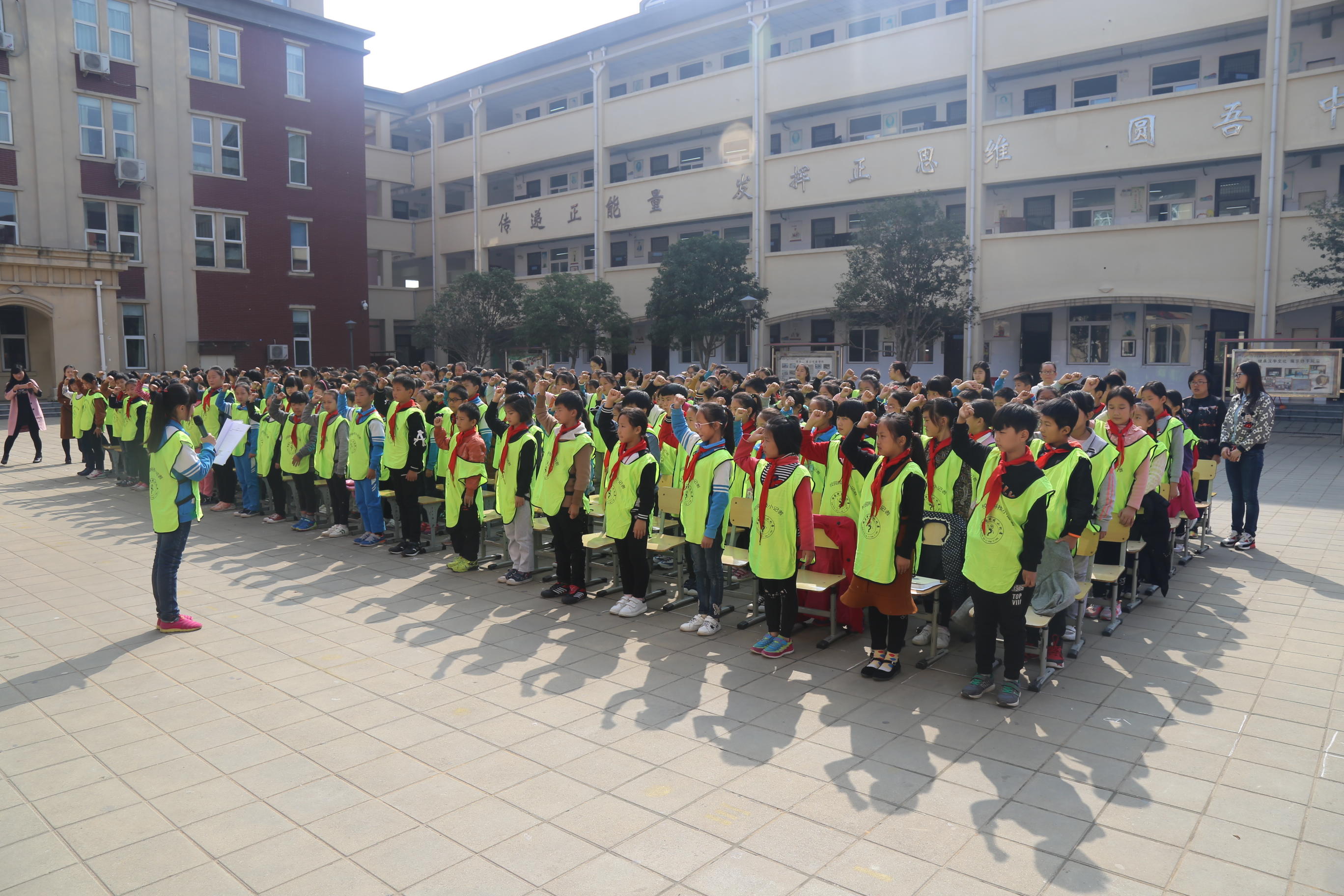 郑州航空港区遵大路小学校园科技小记者培养基地挂牌仪式隆重举行