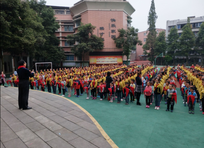 泸县实验学校举行新生入队