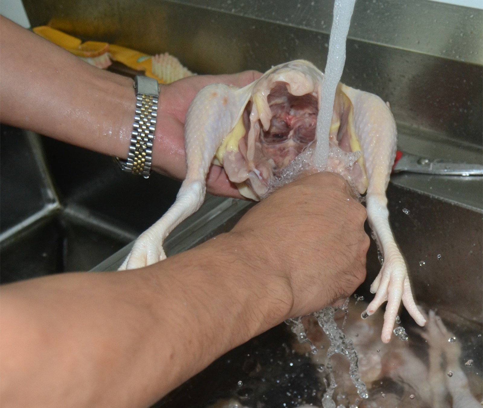 100%的活鸡宰杀,初步去头去尾内脏清理干净,接着每只鸡经过清水再次