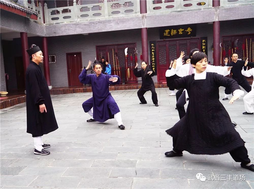 钟云龙道长为太极养生学员整理规范动作