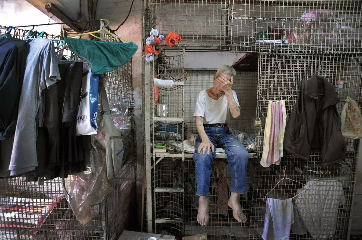 看到活在劏房,笼屋里的香港人,你还敢鄙视东莞城中村吗?