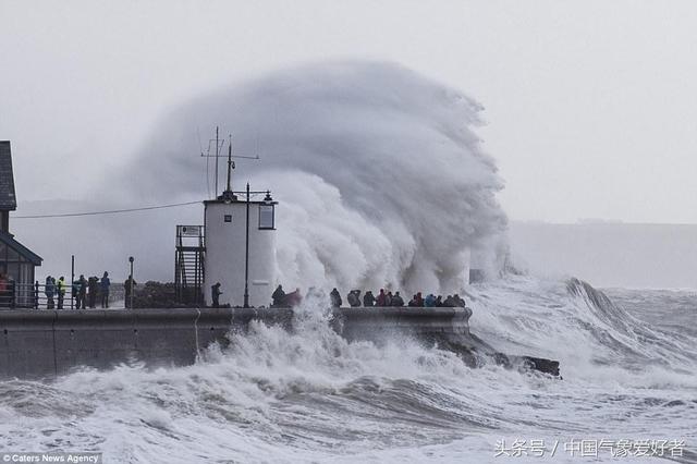 狂風暴雨再臨英國巨浪滔天形成壯觀的海浪炸彈