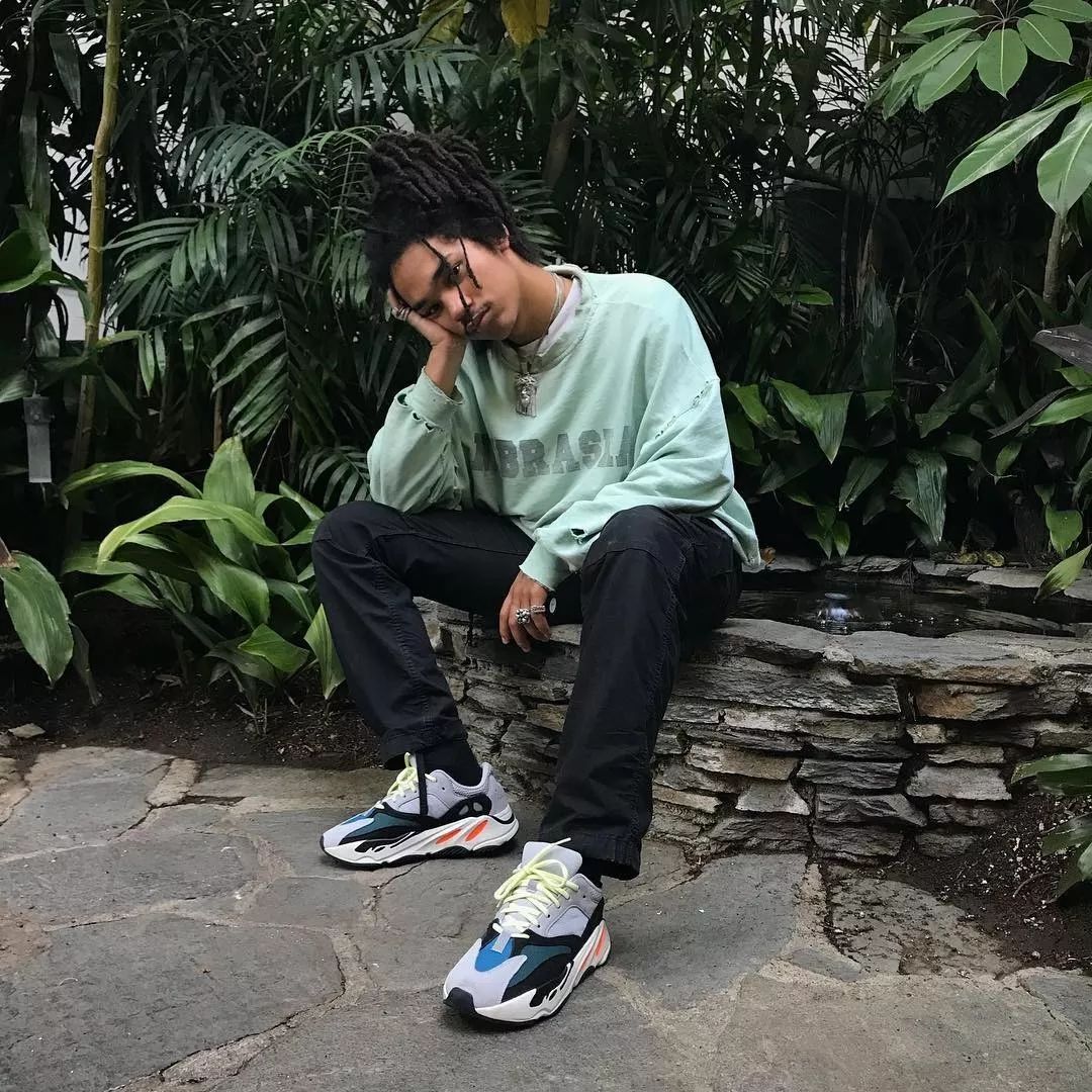 同样的服饰,同样的 yeezy boost 700