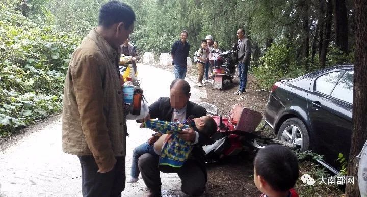 警示:南部县某乡村道路发生车祸6岁男童当场身亡,小车冲进树林!