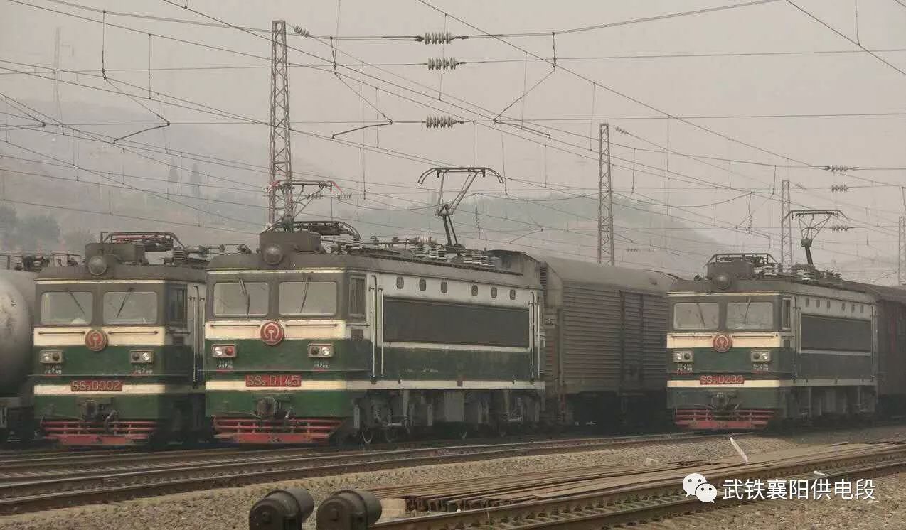 车运行在襄渝线胡家营车站韶山3型电力机车双机运行在襄渝线六里坪至