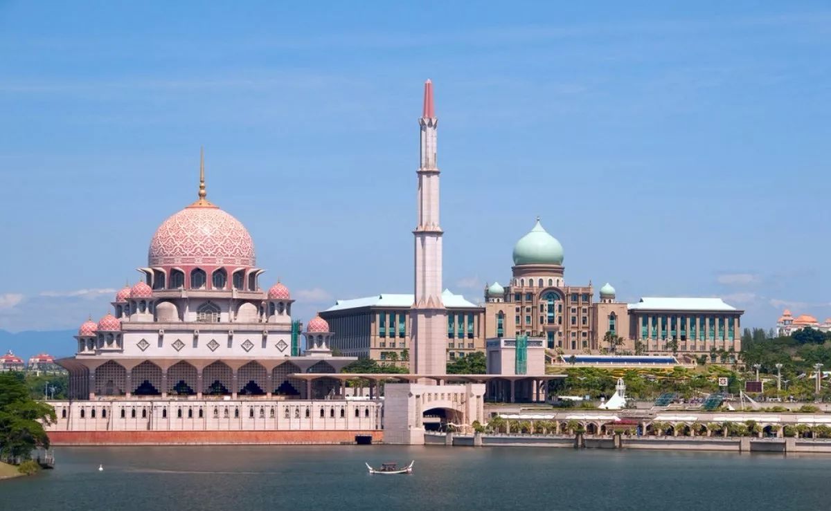 双峰塔是马来西亚的标志性建筑之一,这幢外形独特的银色尖塔式建筑