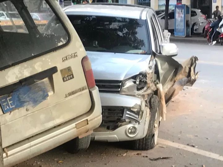 楚雄街頭兩車相撞麵包車被quot懟quot車輪離地皮卡車車頭受損