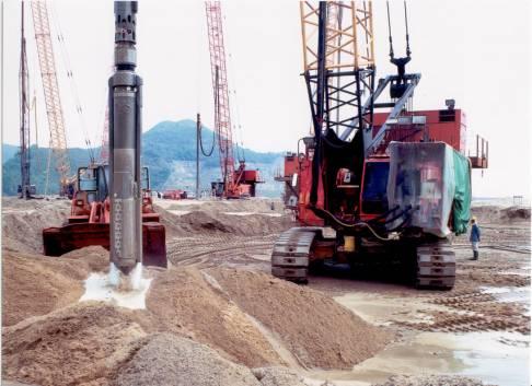 振冲法施工场面振冲器的构造砂石桩可采用振冲法,沉管法,冲击法,振动