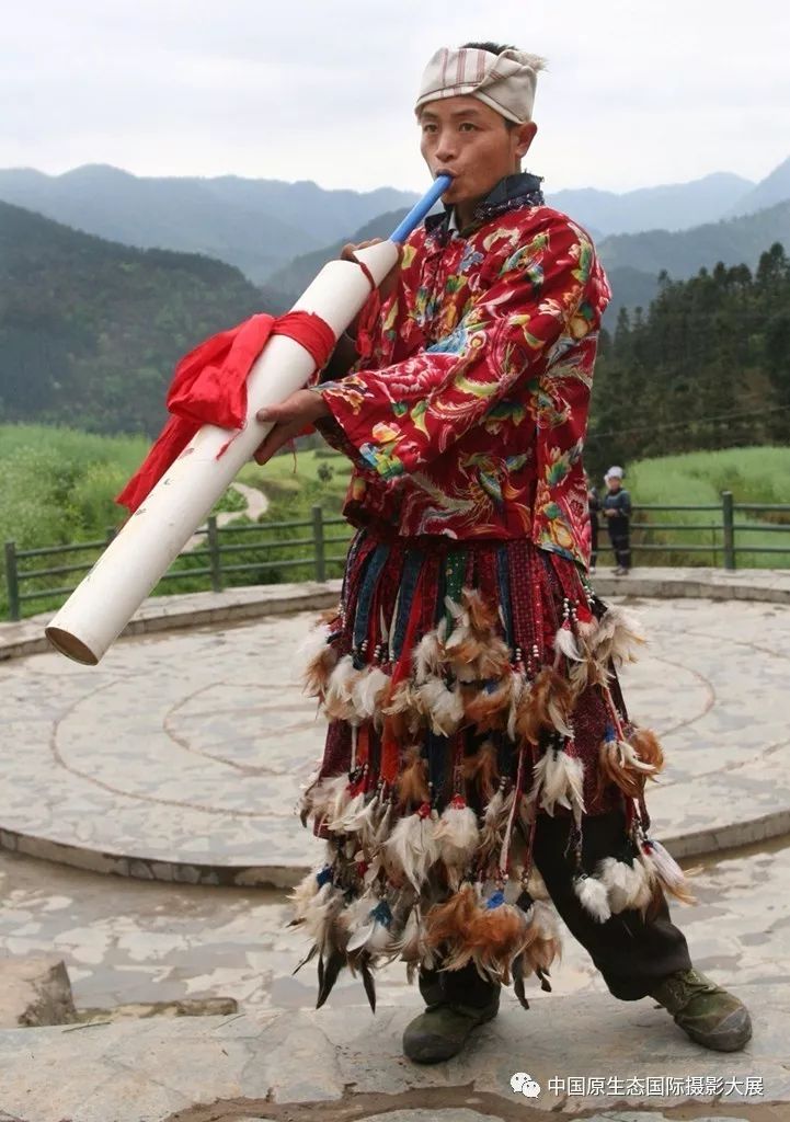 水族服饰男子图片