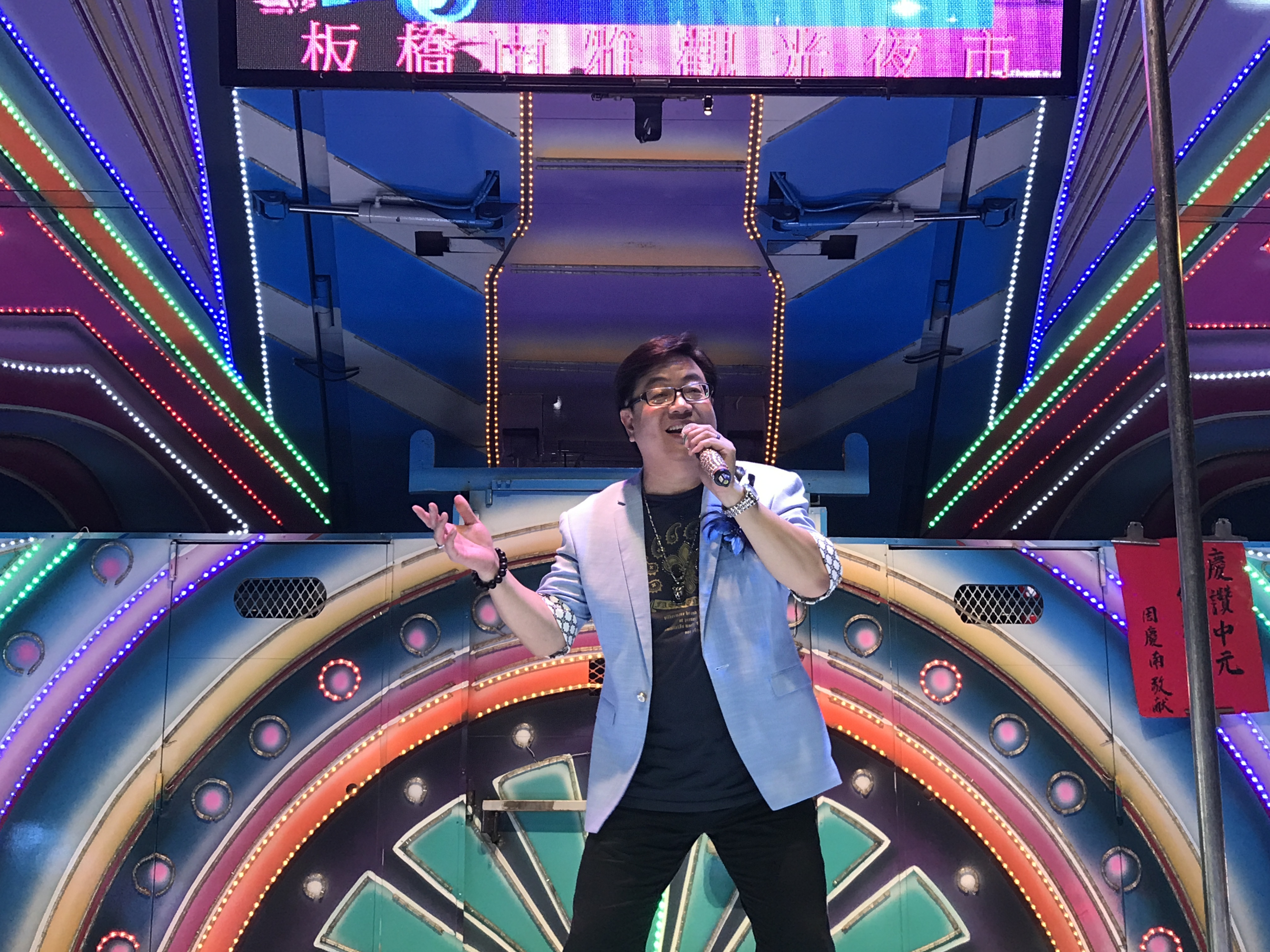 参加台湾歌手,艺人的交流演出,他为大家演唱了5首闽南语歌曲,都受到
