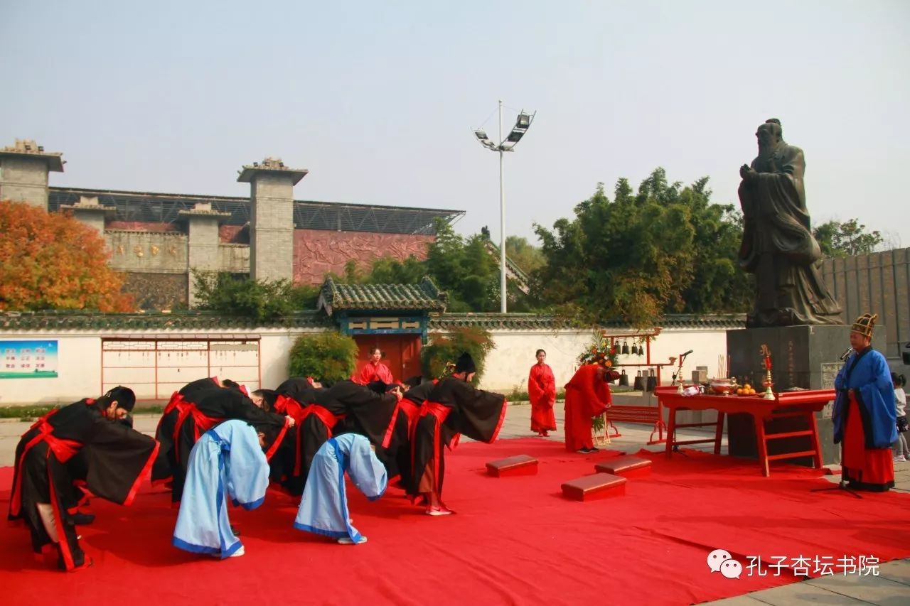 每年曲阜孔庙9月28日,都会举行孔子文化节祭孔大典.