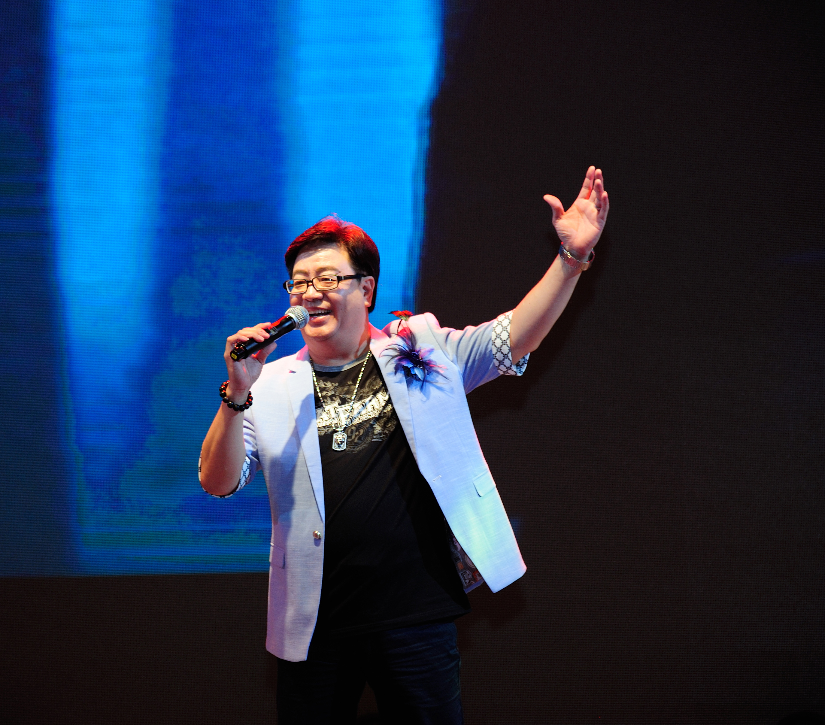 闽南语歌曲的歌手,也是大陆首位在台湾发行闽南语个人专辑的内地歌手