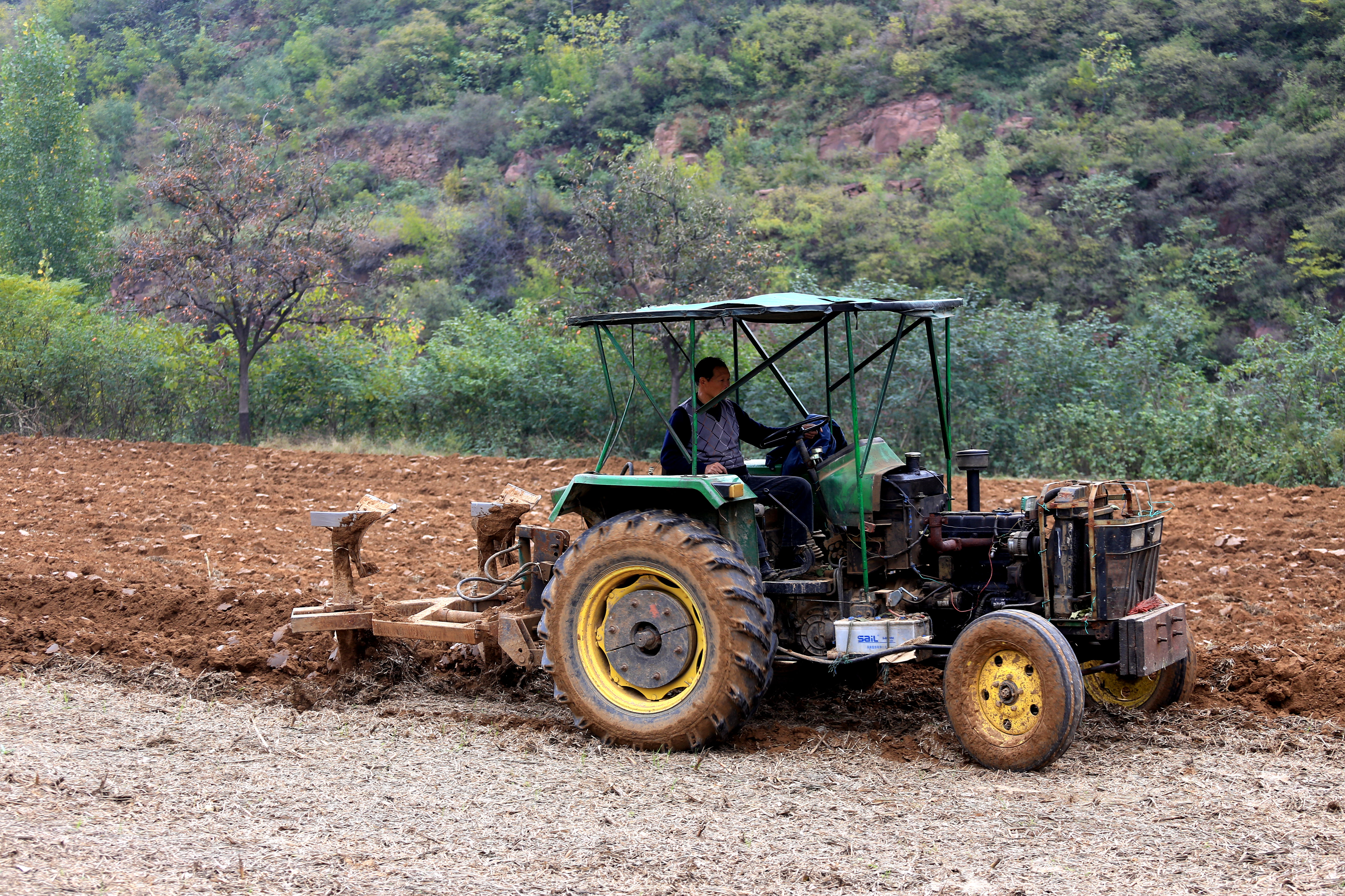 2017年10月23日,河南省荥阳市石板村农民用拖拉机翻耕土地,准备播种
