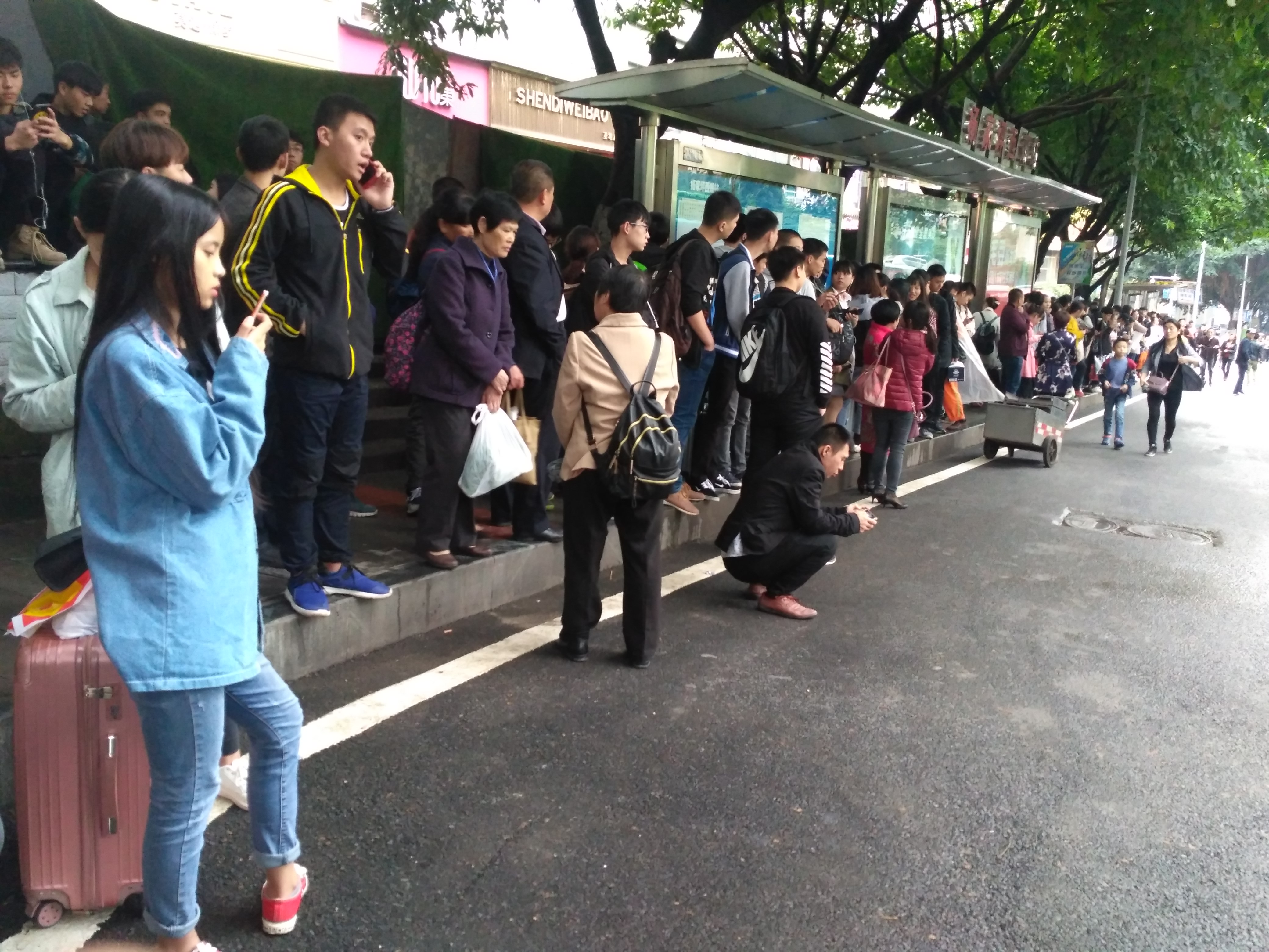 重庆一公交车站等车需要30分钟 近300名乘客排队200米长