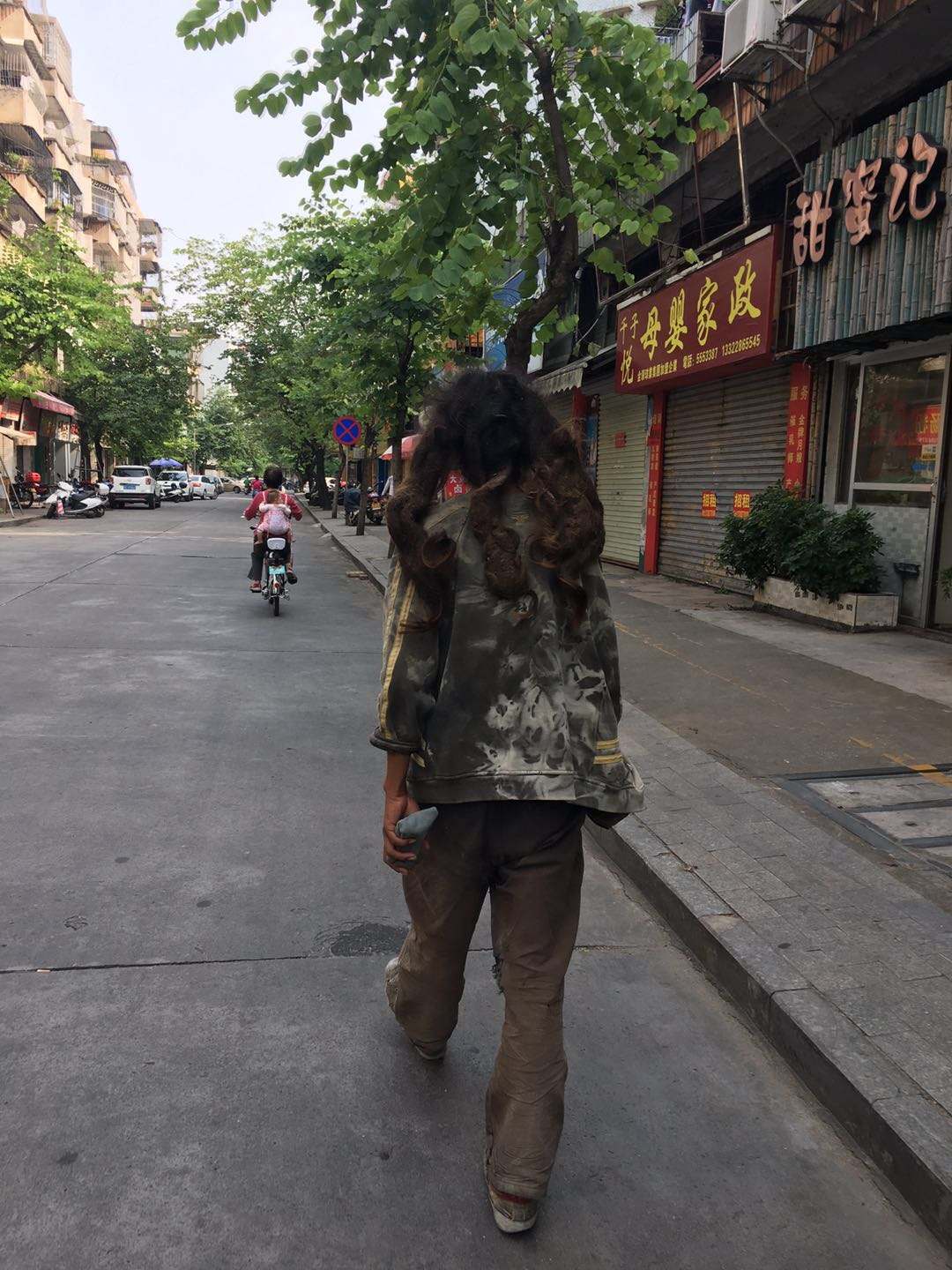 现代穷人穿破衣的图片图片