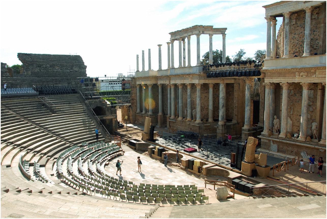 古罗马剧院巍然屹立离开梅里达,前往巴达霍斯,这才是我们入住酒店的