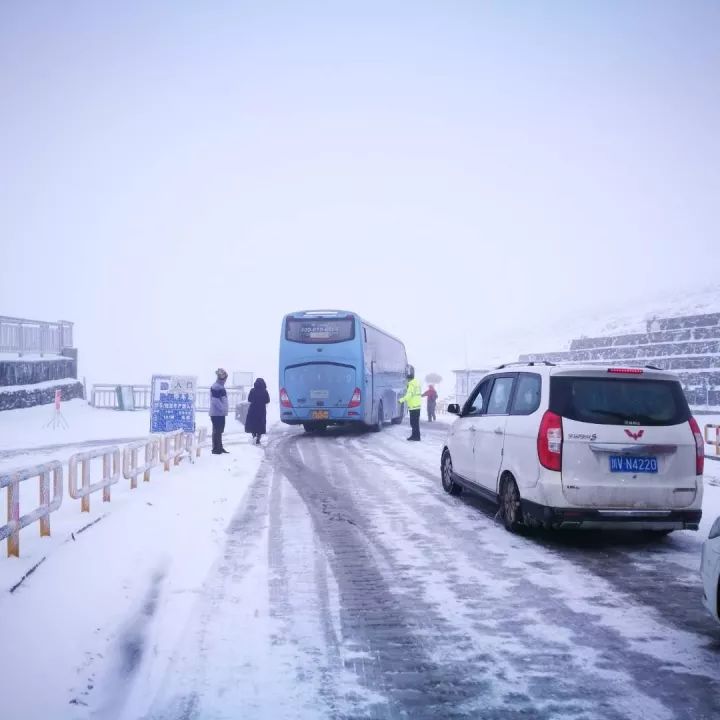 康定市人民政府关于应对折多山降雪天气保持交通畅通的通报