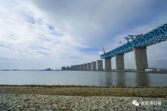 建设中的沪通铁路跨长江大桥张家港段(叶丹摄)