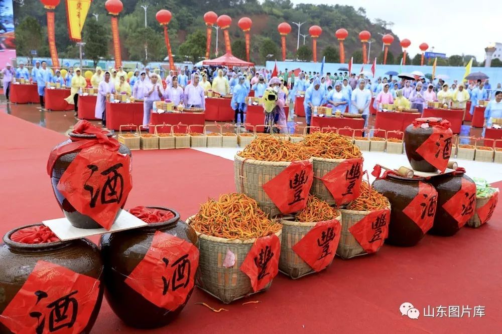 衡东县第四届土菜文化旅游节开幕式后,最多组家庭同剁黄贡椒活动