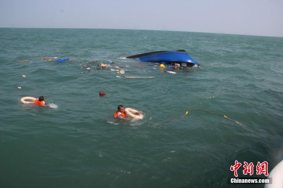 廣西漁船海上遇險 海警風浪中救援3名落水漁民