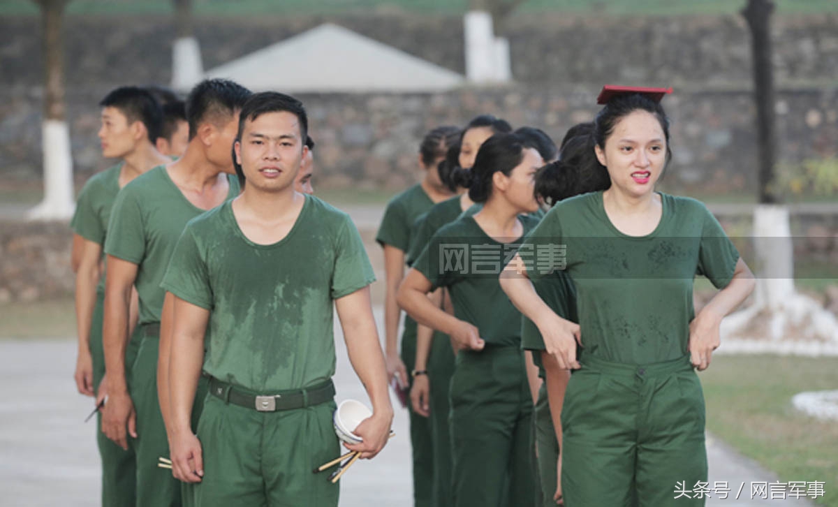 越南美女参军脸上涂满黑泥巴明星变身特工娇娃不惜自毁形象