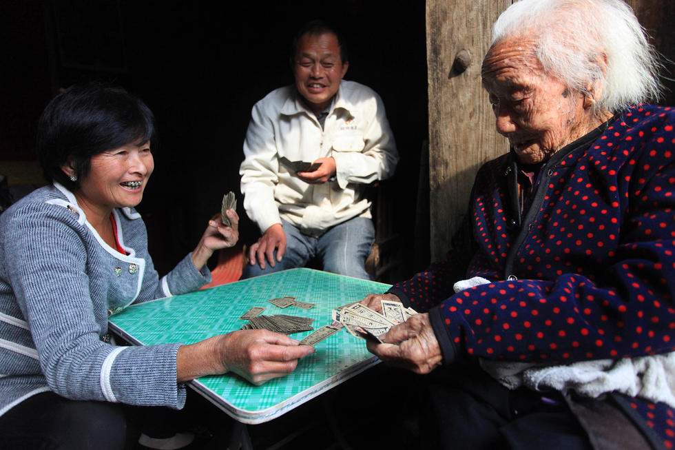 老太太85岁重病备棺材 108岁打牌干农活