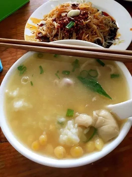 hohonut肥肠豆汤饭是卖的最多的,肥肠洗的干干净净的,黄豆颗颗饱满