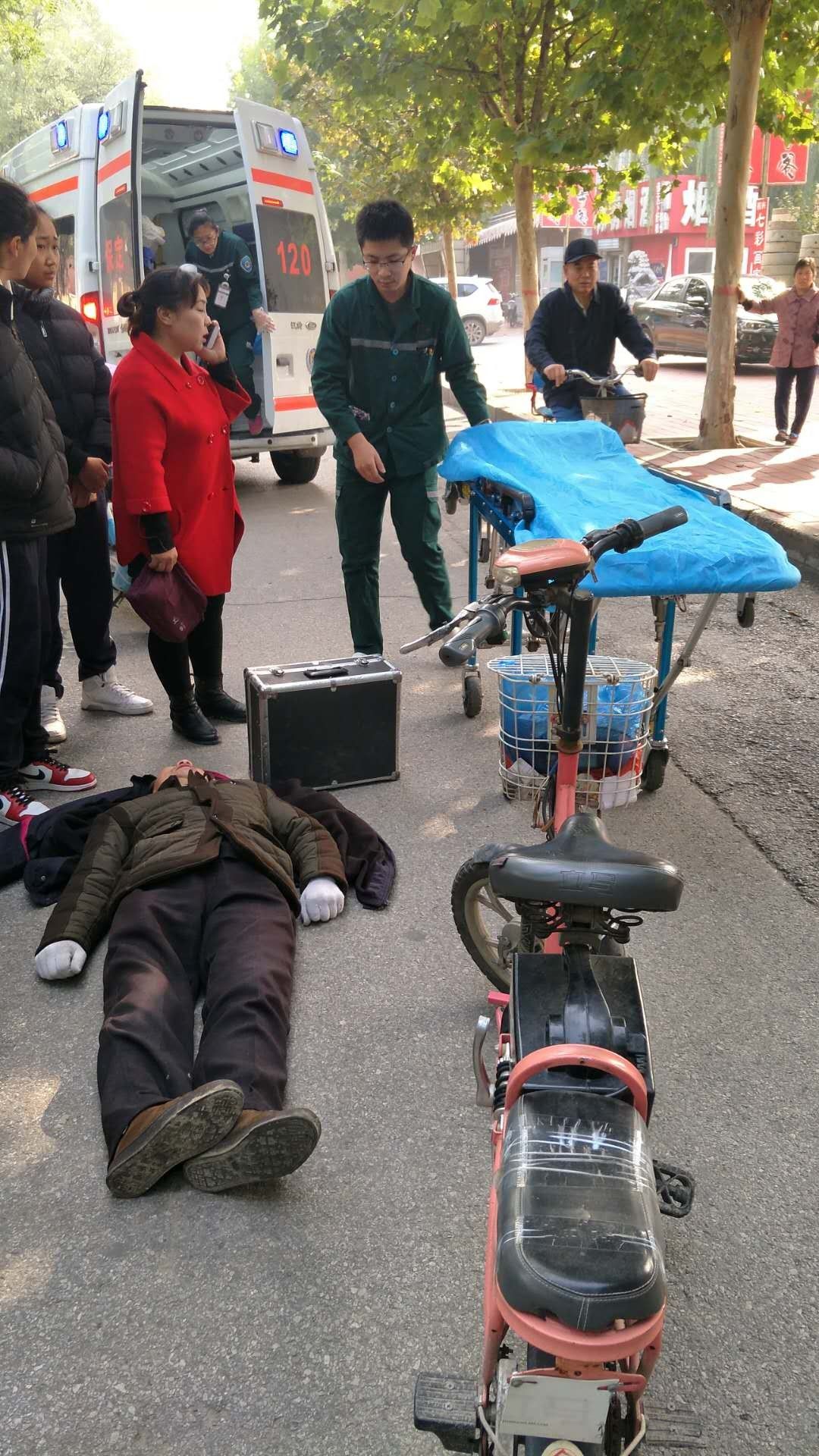 阳光北大街电动车逆行撞伤老人逃逸!接下来这四个路人的举动值得点赞!