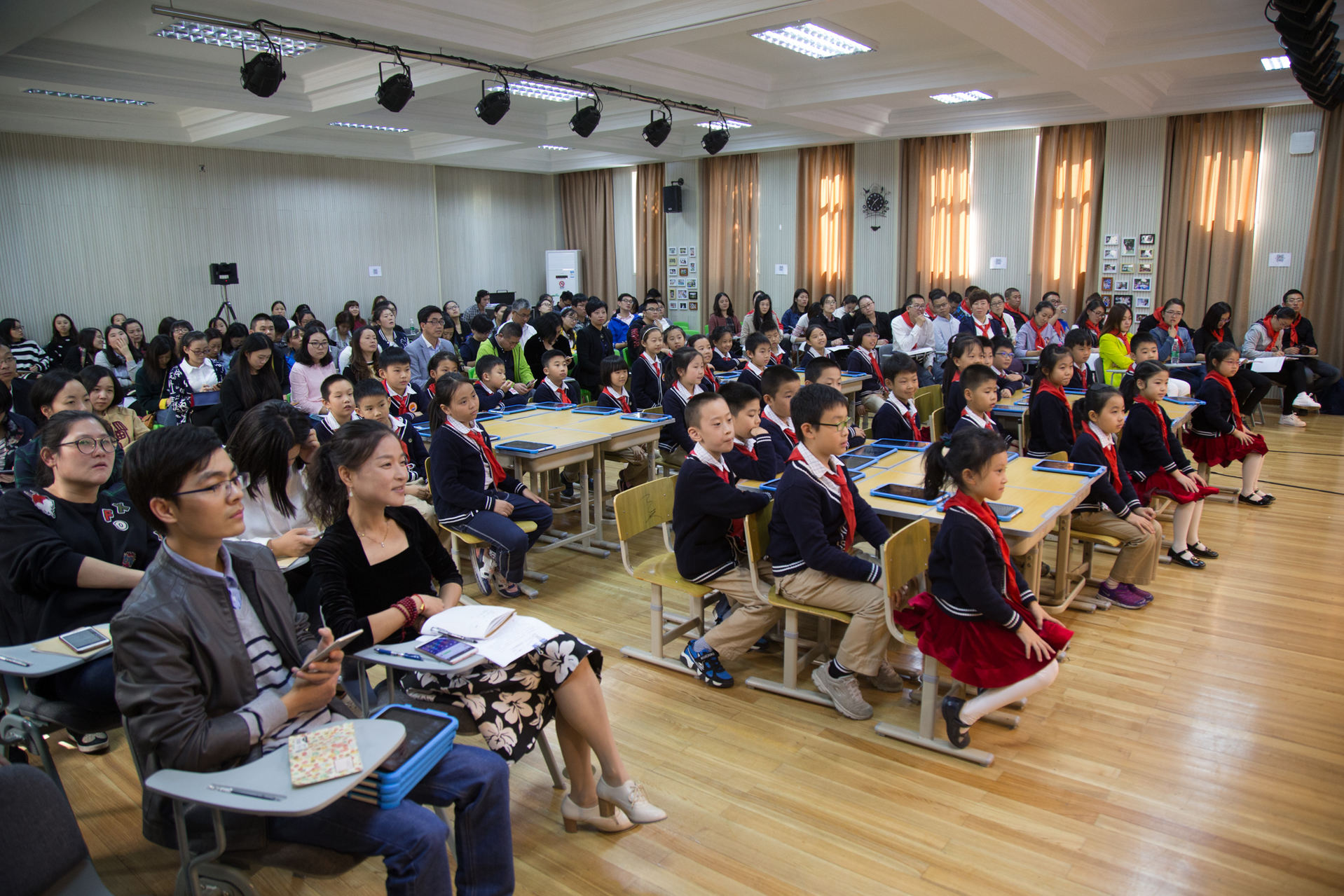 与会专家及教师听取了平阳小学朱梦苑老师执教的题为《walking 上海之