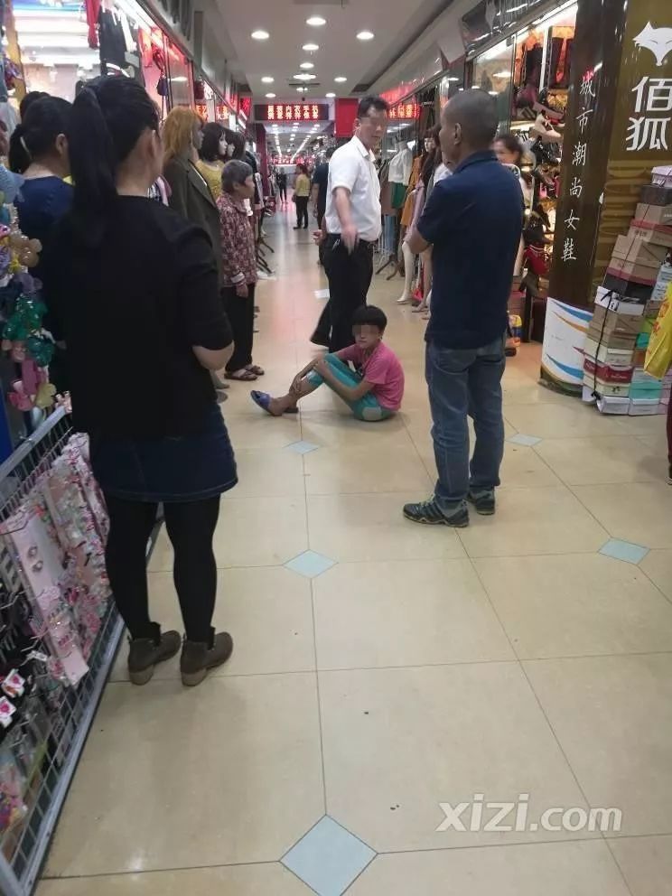 小孩偷东西图片