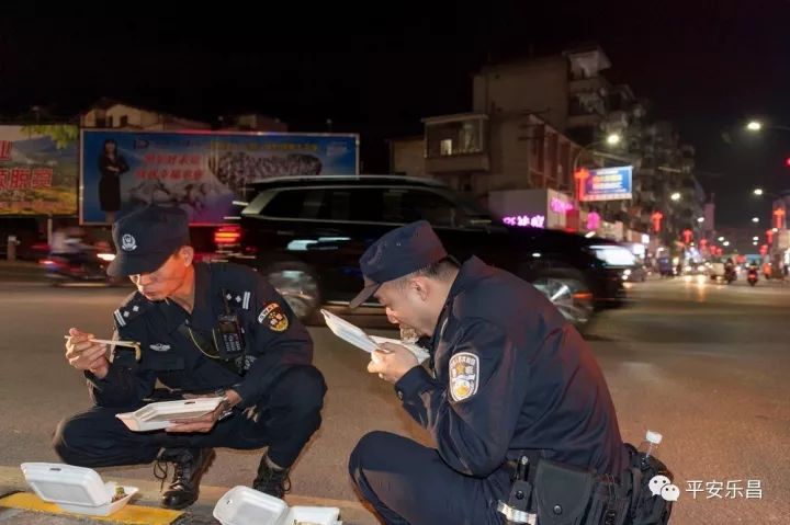 乐昌巡逻民警坐街边吃盒饭,然后