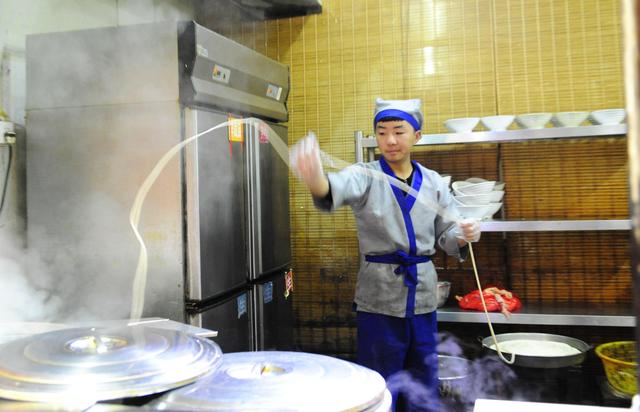 四川名吃开封火一根面小哥抻面如猛龙过江食客称好帅